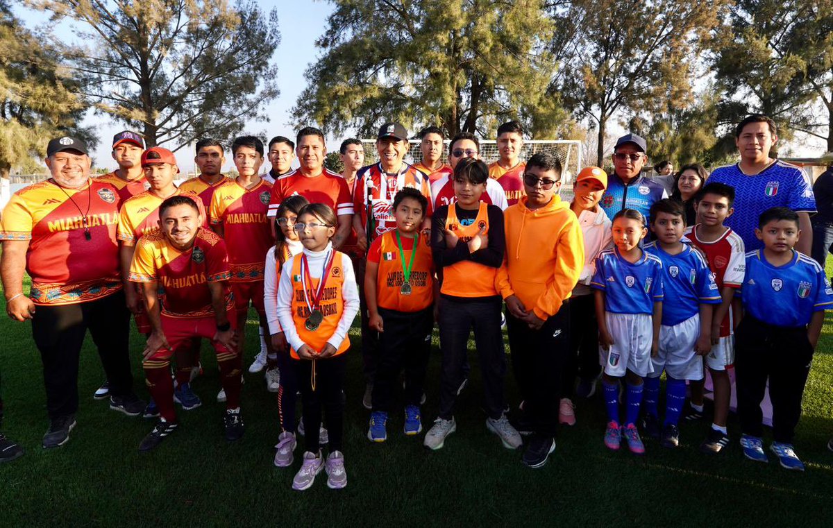 salomonj's tweet photo. REHABILITAMOS UNA CANCHA DE FÚTBOL 11 EN MIAHUATLÁN DE PORFIRIO DÍAZ, EN BENEFICIO DE MÁS DE 29 MIL PERSONAS

Inauguramos esta rehabilitación en el Campo Deportivo “3 de octubre”, dignificando un espacio público para la promoción del deporte, el fortalecimiento del tejido social y el desarrollo de la comunidad.

Con esta acción, cumplimos un compromiso más de nuestras giras de trabajo y seguimos construyendo obras que transforman las comunidades oaxaqueñas.