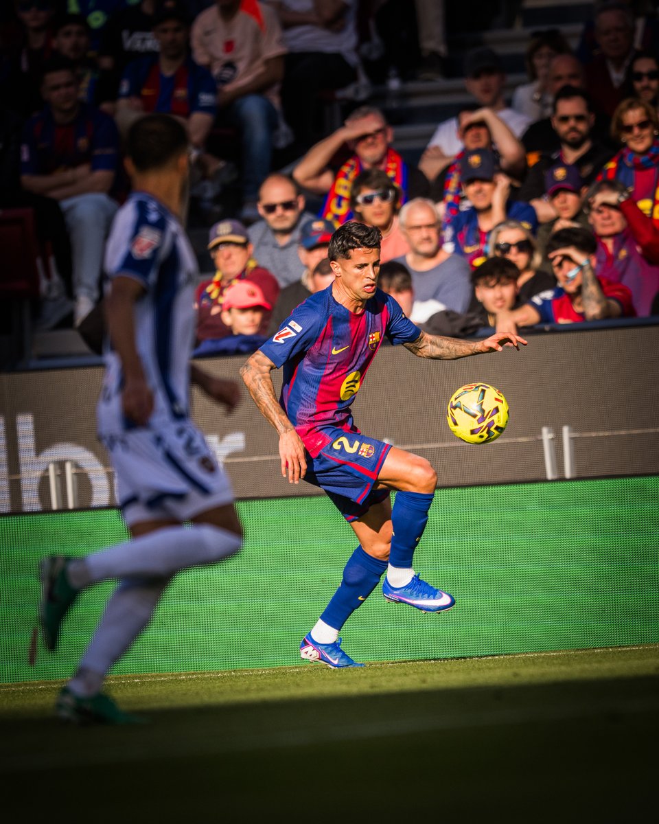 27' Centre de João Cancelo venu de la gauche, qui termine sur le poteau opposé ! Bon début du match du latéral portugais ! (1-0) #BarçaLevante