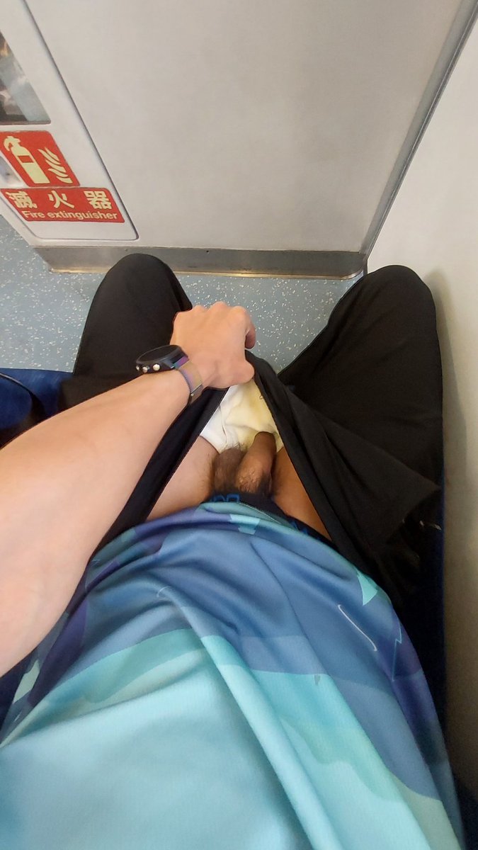 Opqok1's tweet photo. 初五早上坐火車沒有人，趕緊拍下次，臭屌三天沒有洗，有點味道，也五天沒有打出來啊 https://t.co/rukq5F3Zg0