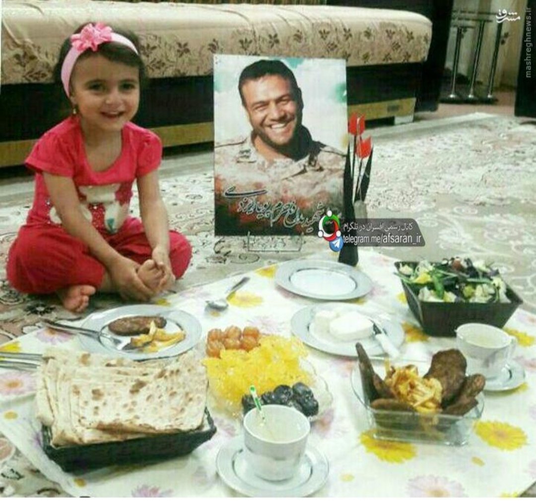 سفره افطار با یاد پدر شه*یدش
ش*هید مدافع  حرم روحش شاد
#ضیافت_الهی 
#فالوبک_تضمینی