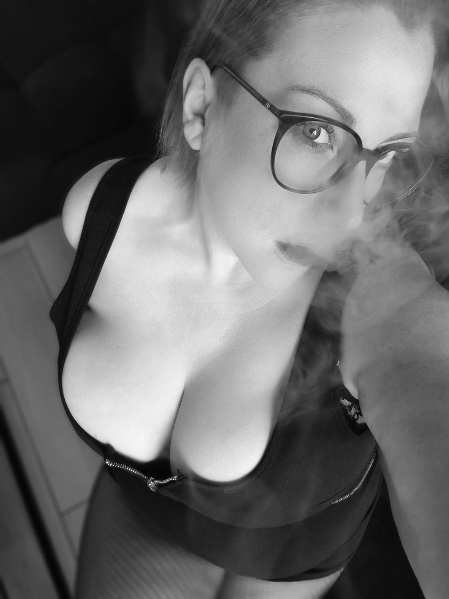 darkmoonmym's tweet photo. Ma fumée glisse, ma tenue tombe… tu choisis par quoi je commence ? https://t.co/u1yuo6Xncq
