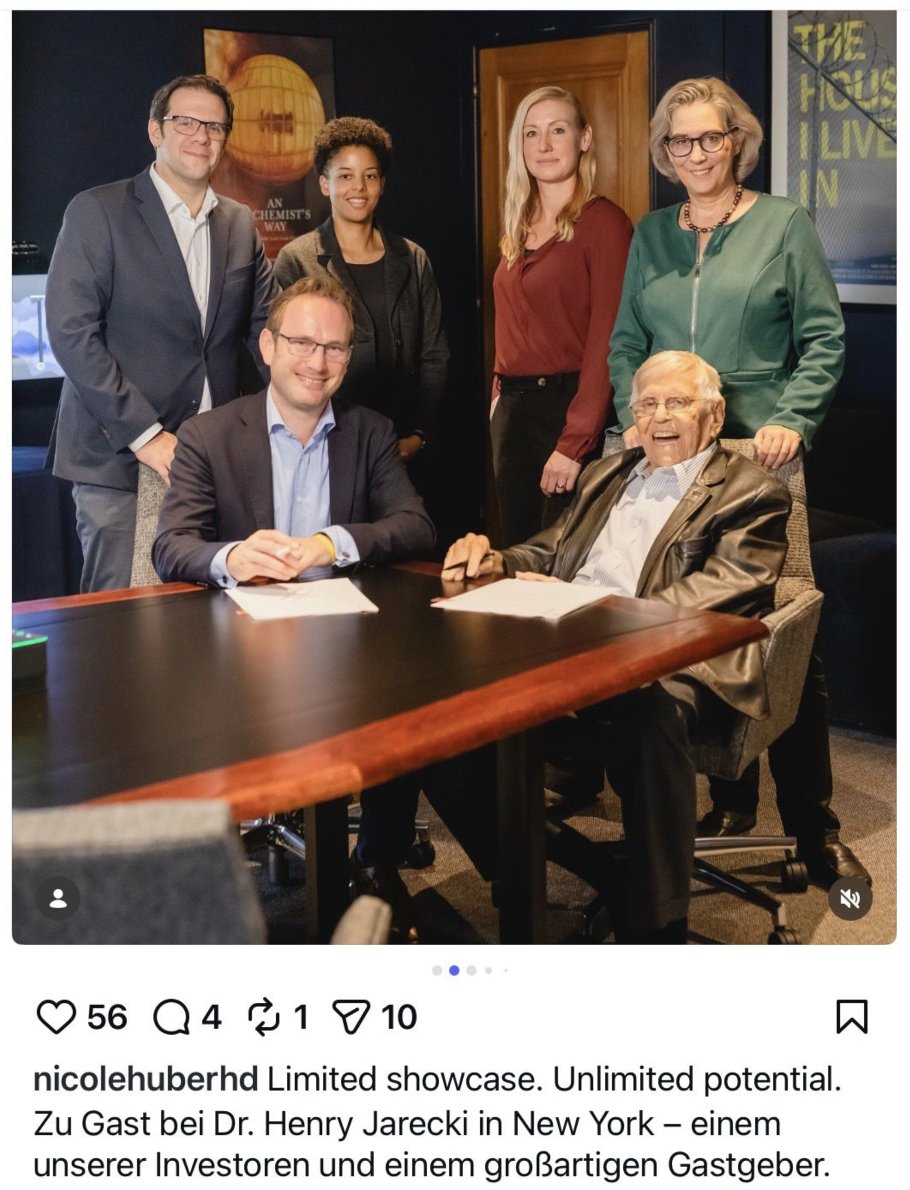 Wie tief steckt die CDU im Epstein-Sumpf? Schaut euch das an: CDU-Kandidatin Nicole Huber kuschelt sich in New York an Henry Jarecki ran – denselben Mann, der engster Kumpel von Jeffrey Epstein war, über 450 Mails austauschte und in Missbrauchsvorwürfen verwickelt ist. Jarecki,