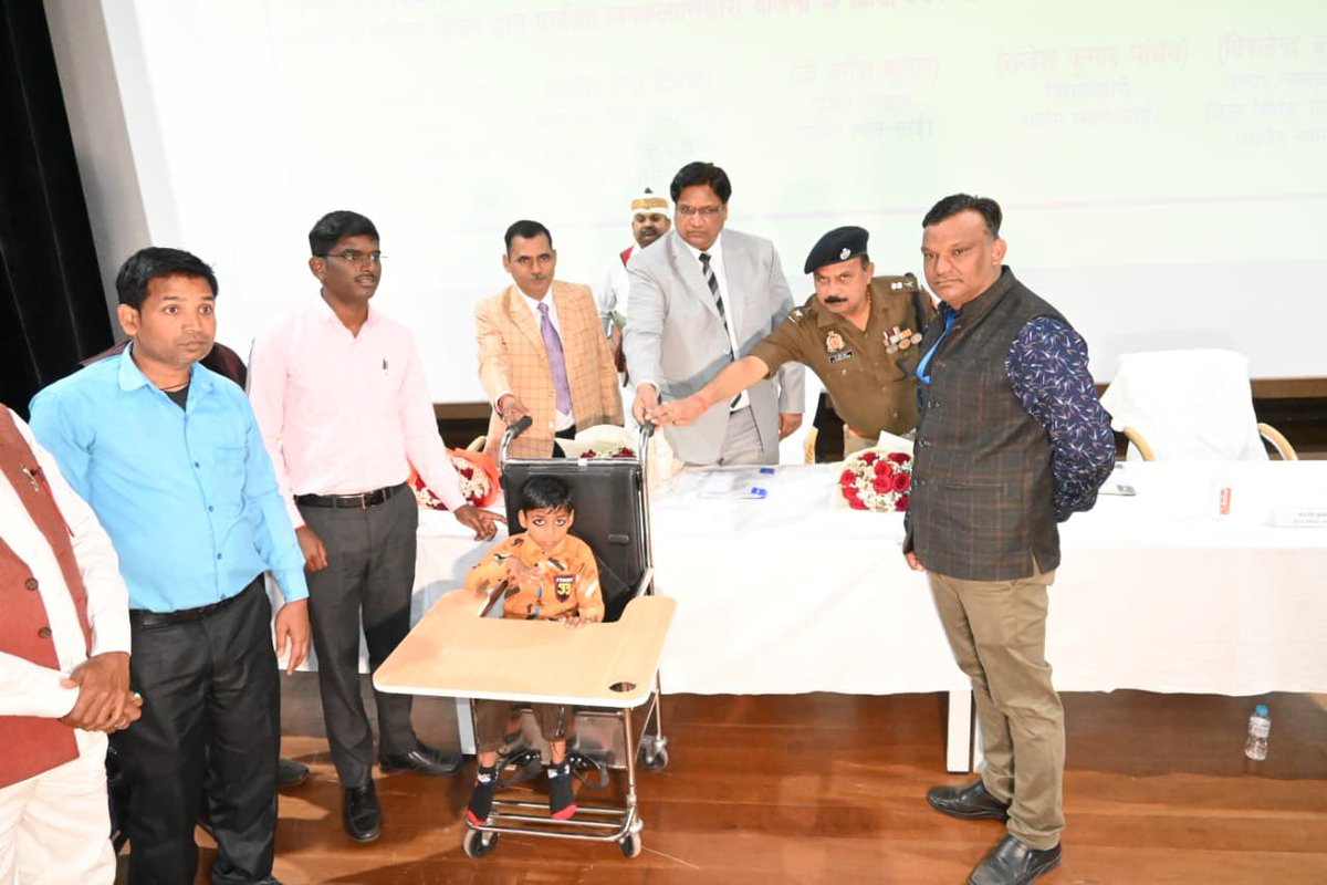 उ0प्र0 राज्य विधिक सेवा प्राधिकरण के तत्वावधान में आयोजित मेगा शिविर में निःशुल्क न्याय हेतु पंजीयन एवं जनकल्याणकारी योजनाओं को एक ही मंच पर उपलब्ध कराया गया। मेगा विधिक सहायता शिविर में 37 विभागों के स्टॉल के माध्यम से 722 लाभार्थियों को विभिन्न योजनाओं से लाभान्वित किया