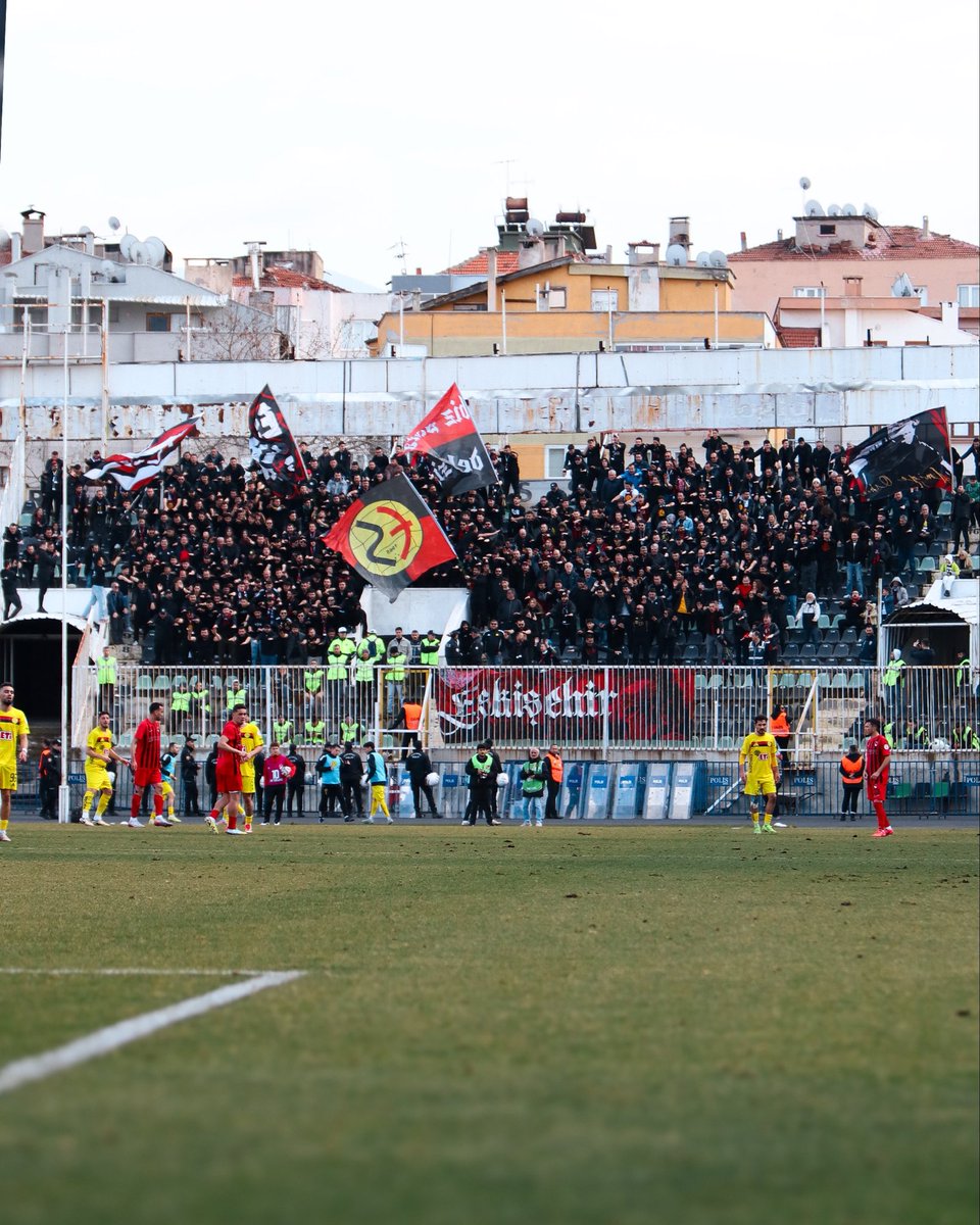 AnadoluFutbollu's tweet image. Denizli deplasmanında Eskişehirspor taraftarı.... 

#Eskişehirspor #EsEs #Nefer #AnadoluFutbolu