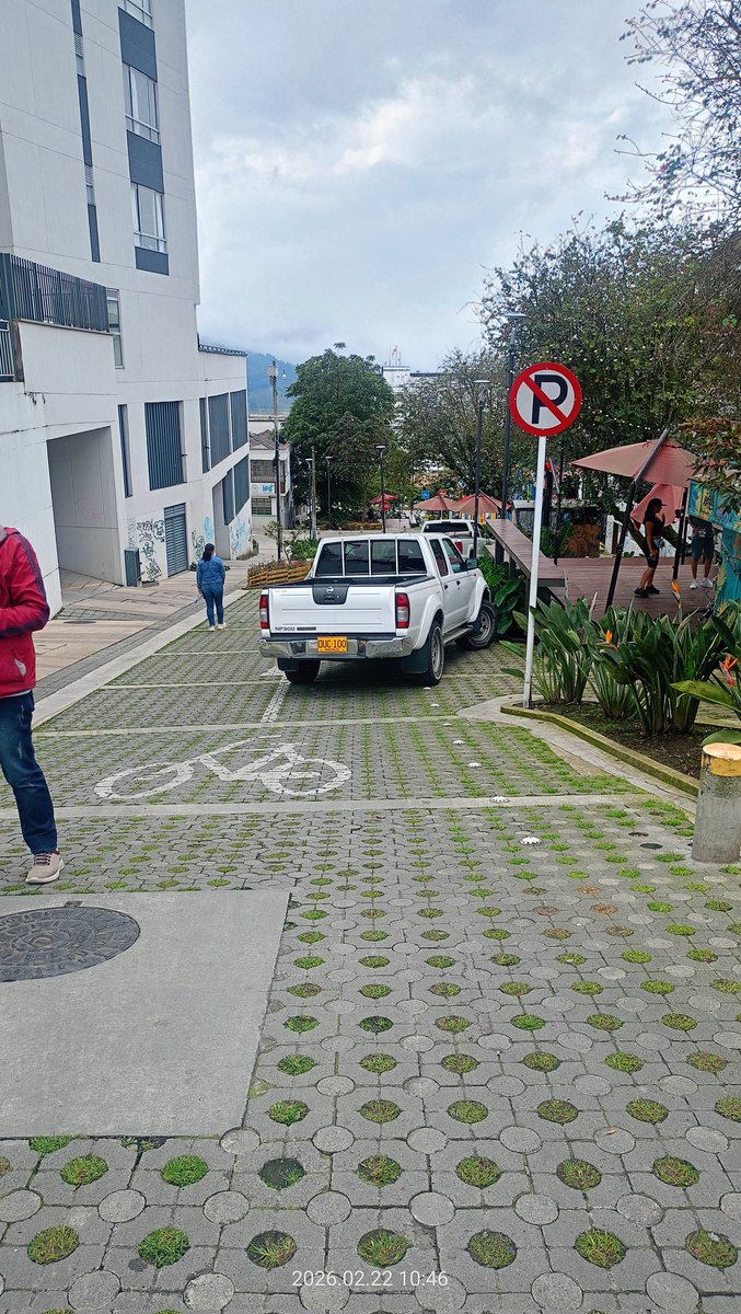 DiegoJ_Wilde's tweet photo. Le solicito a @SecMovilidadMzl el retiro y la respectiva sanción al vehículo de placa OUC100 perteneciente a @CiudadManizales que se encuentra #MALPARQUEADO en el Bulevar de la 48. https://t.co/EzNcliOYTw