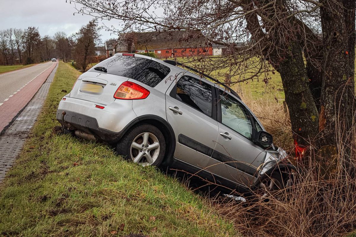 Automobilist raakt van de weg en botst tegen boom in Midwolde
