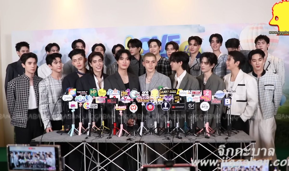 LOL2025 มี 22 คน ยังยืนสัมสื่อกันแน่นขนาดนี้
ถ้า LOL2026 มี 36 คน ไม่ไปสัมบนเวทีอิมแพคกันเลยหรอ🥲