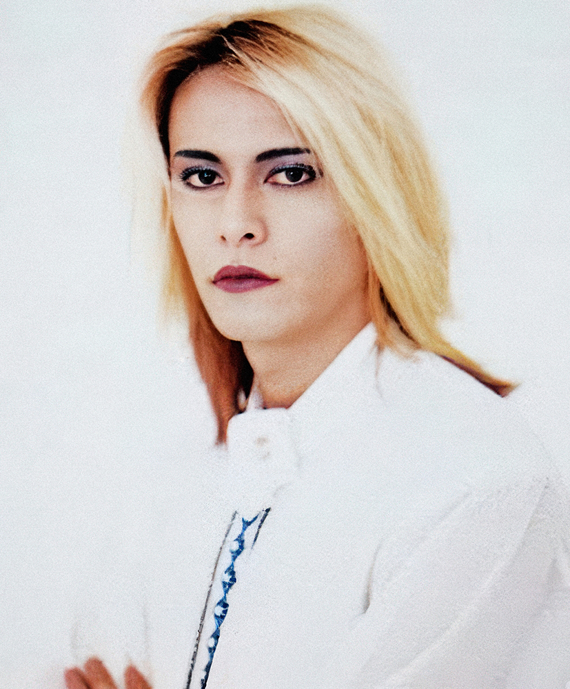 早期阿醬放下頭髮，不再把頭髮染色，其實阿醬很適合很多顏色，不過還是黑長直最美，55歲以上更帥更美😍
(小V每晚會放詩，詩偏低溫、不會有安慰、陽光情感、直述殘酷，與照片無關，不好吞，不喜歡的可以直接掠過，來看阿醬的美就好😍)
今天也留幾行字給世界：
真實的溫度很殘忍，但是比雞湯更療育