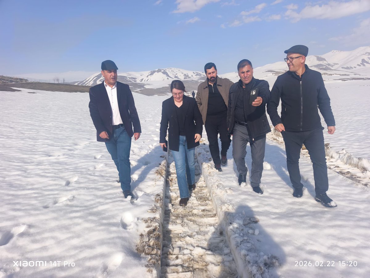 Yuksekovabel's tweet photo. Belediyemiz Eşbaşkanı, Mezarlık Mahallesinde yaşanan su taşkınına karşı başlatılan çalışmaları yerinde inceledi.

İlçemiz Mezarlık Mahallesi’nde 2026 Haziran ayında yağmur suyu projesi devreye girene kadar meydana gelen su taşkının önüne geçmek amacıyla Güçlü Mahallesi’nde başlatılan yaklaşık 1000 metre uzunluğundaki kanal çalışmaları sürüyor. 

Çalışmaları yerinde takip eden Belediyemiz Eşbaşkanı Şadiye Kırmızıgül, Belediye Başkan Yardımcısı İhsan İşbilir ve belediye meclis üyeleri, teknik ekiplerden yürütülen çalışmalar hakkında bilgi aldı.

Belediyemiz Fen İşleri Müdürlüğü Yetkilileri, başlatılan kanal çalışmasıyla suyun kontrollü şekilde tahliye edilmesinin sağlanacağını belirterek, Yaklaşık 1000 metre uzunluğundaki hattın tamamlanmasıyla birlikte bölgedeki taşkın sularının çekileceğini vurguladır.

@sdiyekrmizigul 
@SoresDiri