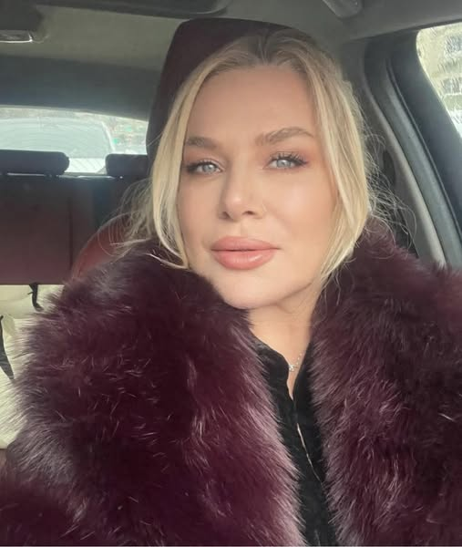 Dün işimden istifa ettim.
Ne iki hafta önceden haber verdim,ne “biraz daha dayanayım” dedim.
Sadece bir dilim pastayı masada bıraktım,
çantamı aldım
ve kızımın evinden çıktım.
İşverenim kızım Zeynep’ti.
Maaşım neydi biliyor musunuz?
Altı yıldır “sevgi” sandım.
Ama dün anladım ki,