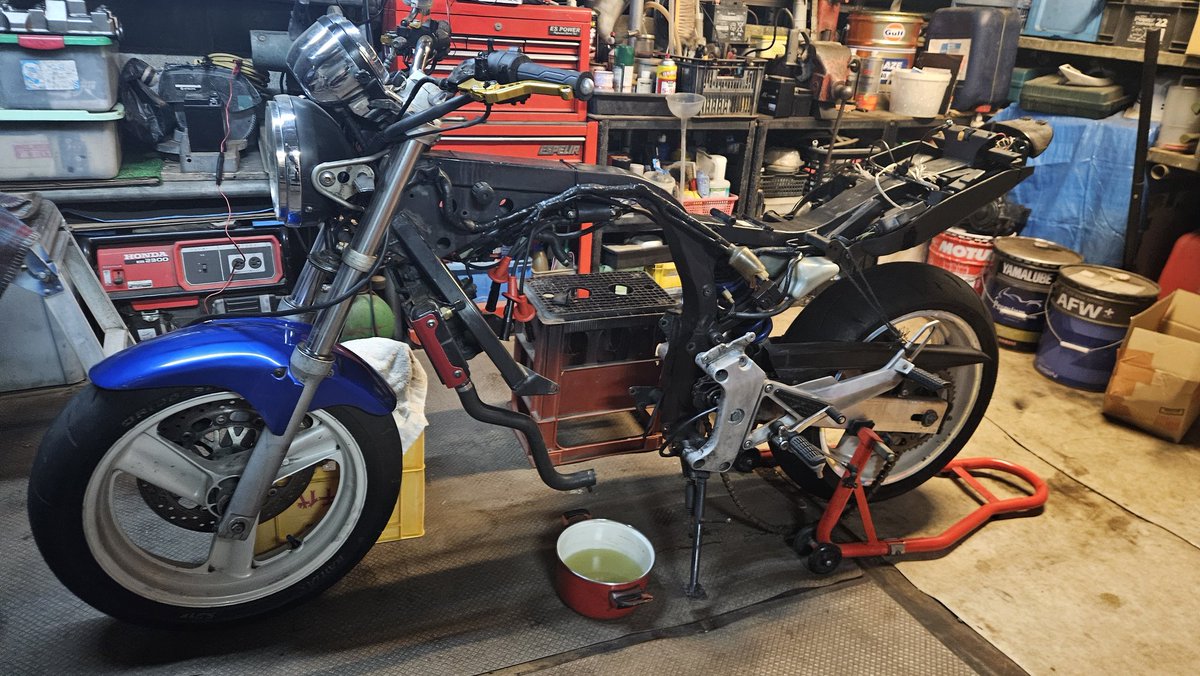 友人がホーネット250のエンジン分解中だったので仕事終わりに見学 直4