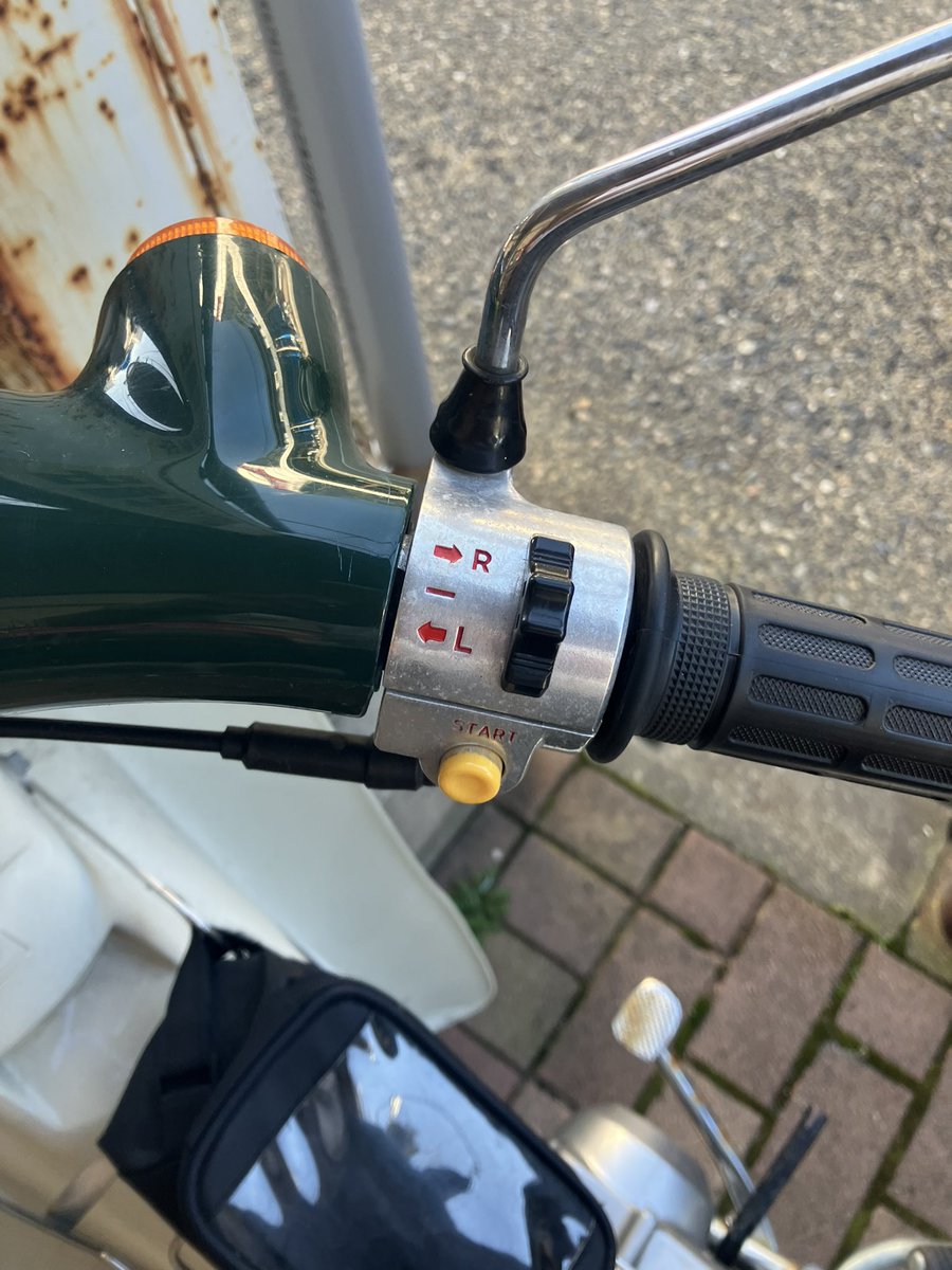 カブのウインカー右についてる しかも縦に上下 故障しづらいシンプル