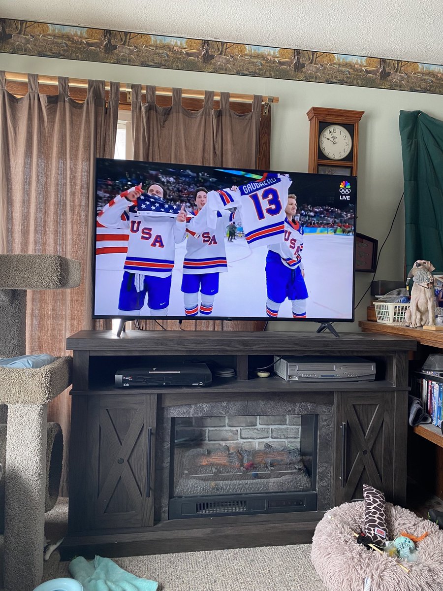 IM CRYING 😭 JOHNNY HOCKEY SHOULD HAVE BEEN HERE ❤️🤍💙