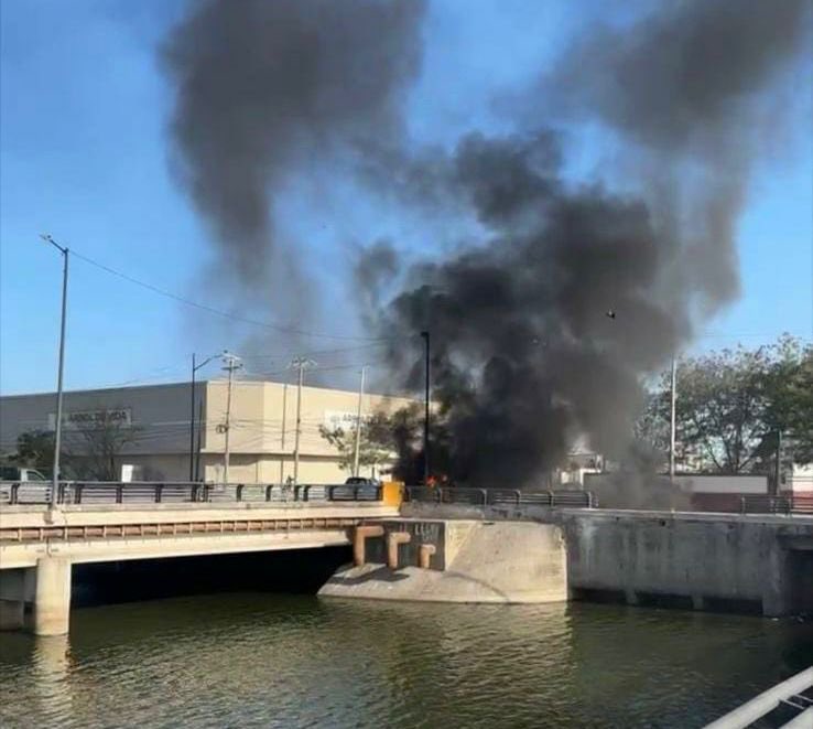 GildoGarzaMx's tweet image. #Tamaulipas | Se agrava la situación en #Reynosa tras la presunta detención de Mario “La Chispa” Rosas, señalado como líder delincuencial, junto con operadores financieros del Cártel del Golfo.
Los bloqueos se han extendido a lo largo de la carretera Ribereña e incluso alcanzan