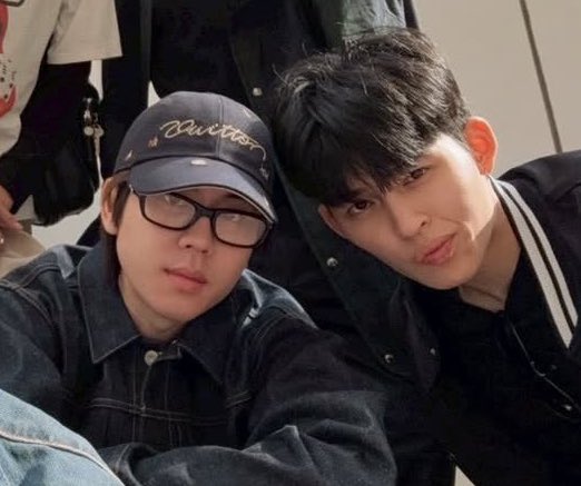 พี่นานิลง 7 รูป มีรูปคู่เปรมไปแล้ว 3 พี่บุ๋นลง 7 มีรูปเปรมไป 4 ยัยเปรมลงเอง 5 มีรูปรวมแค่ 1 ปังปอนเม้นเสียดายไม่มีรูปคู่เปมเป้ด ชีทำชั้น30ร้องไห้กันหมดละ5555555555555