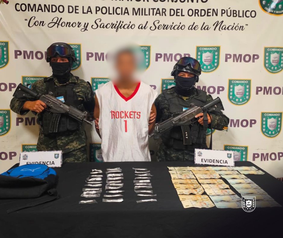 PMOPHN's tweet photo. #SoluciónContraElCrimen | Las Fuerzas Armadas de Honduras a través de la Policía Militar del Orden Público (#6BPMOP), mediante patrullaje de rutina en el barrio Lempira de la ciudad de San Pedro Sula, Cortés, dio detención a un ciudadano de 21 años, conocido con el alias “El Negro”, supuesto integrante de la estructura criminal MS-13.