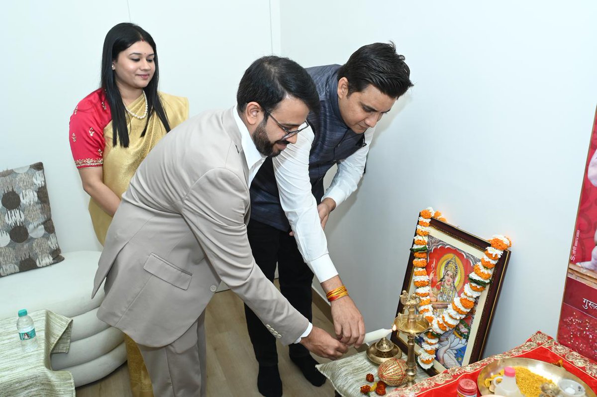 आज रायपुर के टाटीबंध में डॉ सौरभ जैन जी के NeuroLogic Clinic का शुभारंभ कर अत्यंत प्रसन्नता हुई।

आधुनिक चिकित्सा सुविधाओं से सुसज्जित यह क्लिनिक क्षेत्र में न्यूरोलॉजी सेवाओं को सशक्त बनाने की दिशा में महत्वपूर्ण कदम है। इससे आमजन को गुणवत्तापूर्ण व विशेषज्ञ उपचार का लाभ मिलेगा।