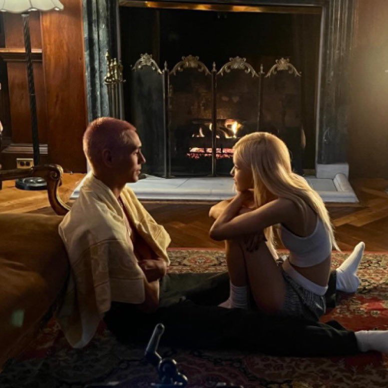 “toxic till the end” by ROSÉ has surpassed 400 MILLION streams on Spotify. It’s her fourth song to achieve this.