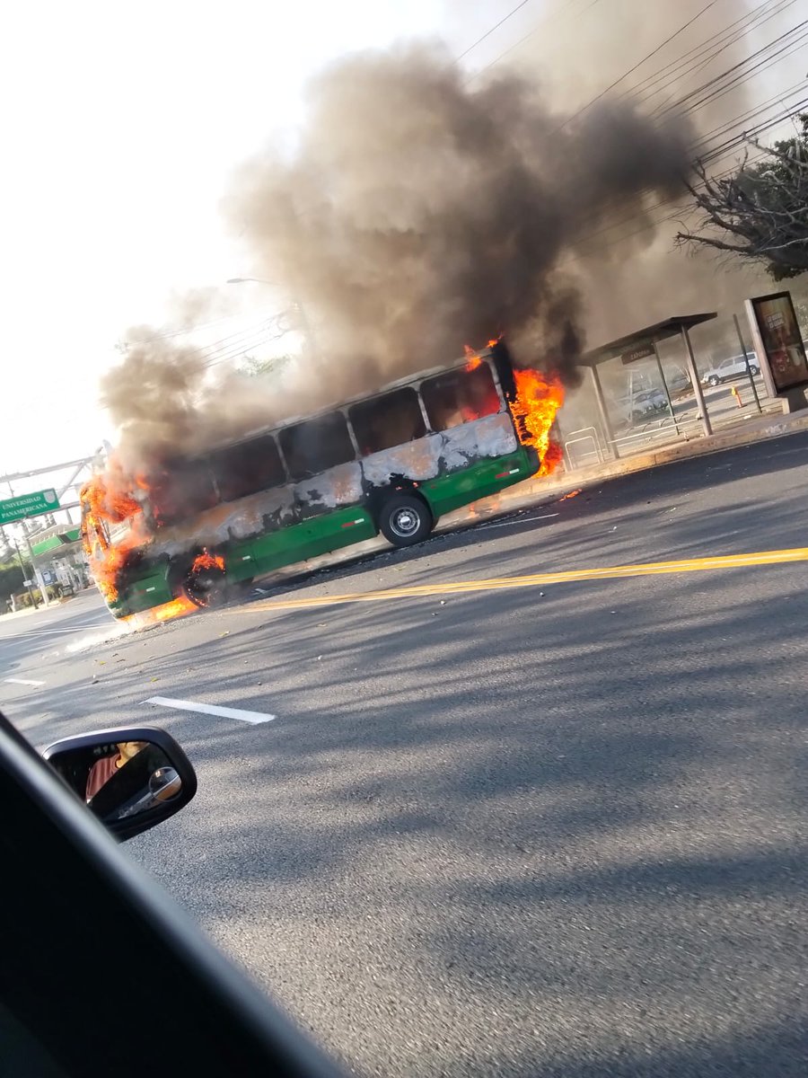 La sede mundialista <a href="/FIFAWorldCup/">FIFA World Cup</a>  bloqueos carreteros y quema de vehículos en zonas de Jalisco y Michoacán. Puerto Vallarta bajo ataque. Todo inicio en municipio de Tapalpa un operativo de fuerzas federales iba por el Mencho del #CJNG y se la pelaron otra vez.