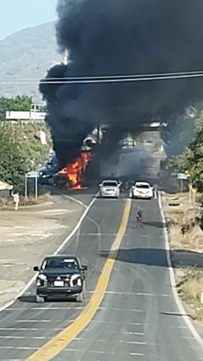 ATENCIÓN JALISCO Y NAYARIT 
En estos momentos se reportan bloqueos e incendios de vehículos en distintos puntos, entre ellos:
- Chapalilla
- Autopista 70D
- Puerto Vallarta
- Guadalajara
- La Venta del Astillero
- Las Juntas
- Tapalpa
- Sayula
- Si no es estrictamente necesario,