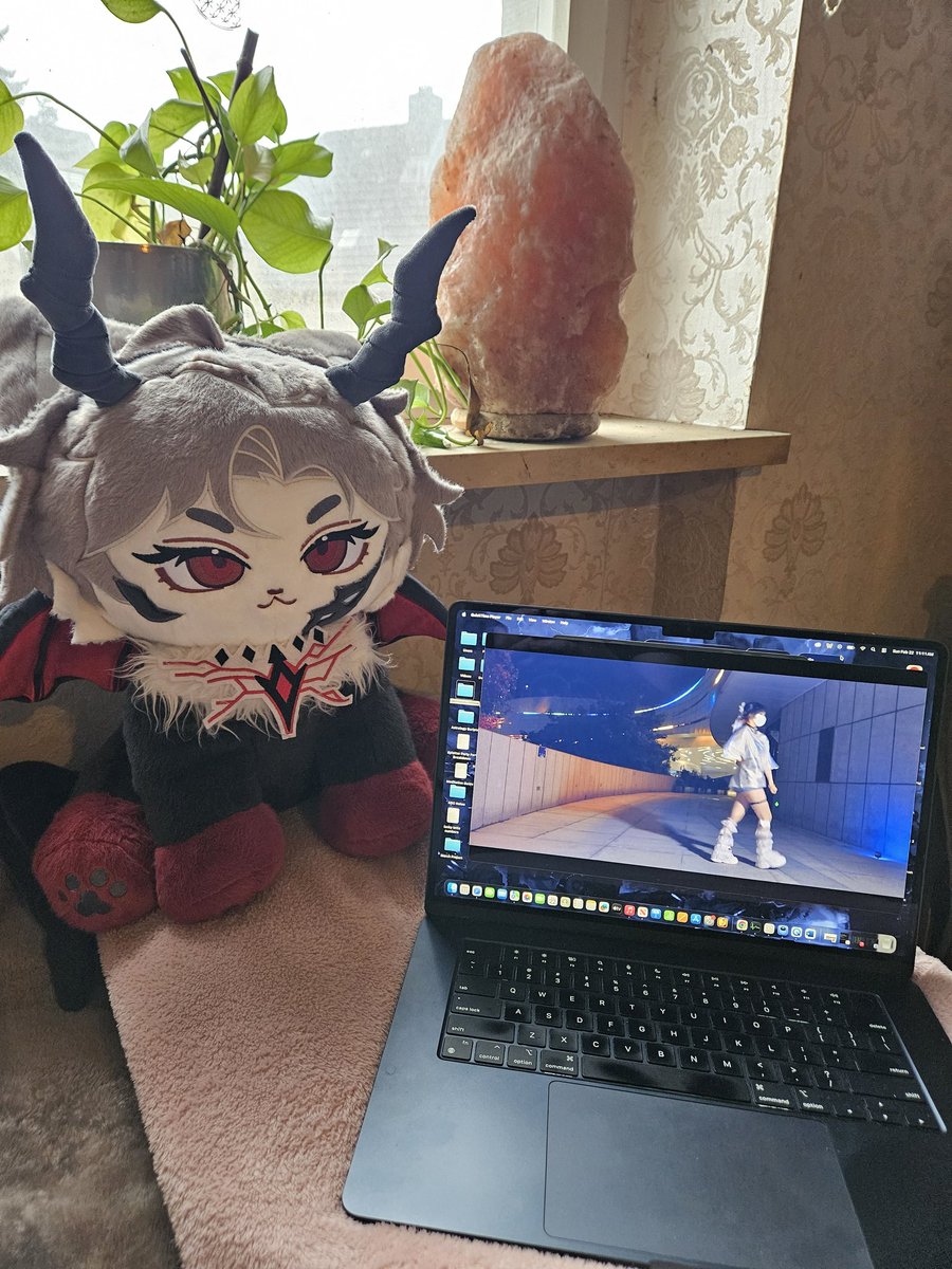 I know I haven't been super active lately but I'm working on a new choreography (slowly!)! And my dragon-kitten-Sylus is cheering me on, so I can't lose now! 😅💪🏻🤩
