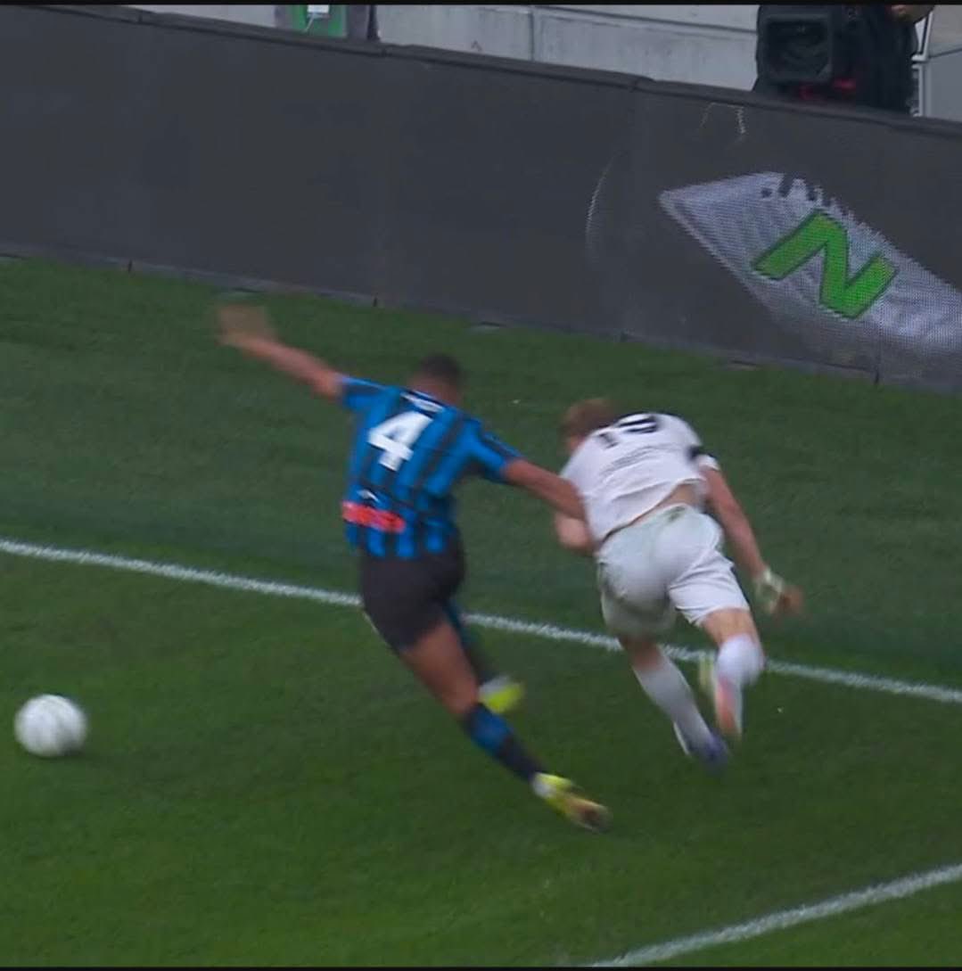 Che vergogna,calcio italiano marcio e arbitri corrotti.Non c'è dubbio.
Dopo un rigore netto levato dal VAR e un gol regolarissimo annullato per un fallo INESISTENTE di Højlund non si puó non esser certi che questo calcio è marcio! #atalantanapoli