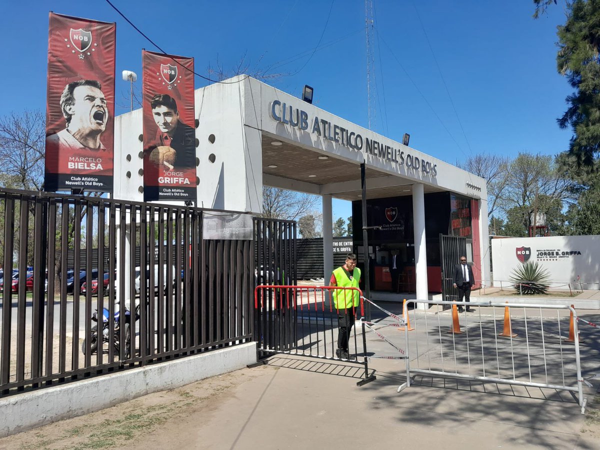 yoeldemian_'s tweet photo. “GANEN O BALAS”,
“DEJEN DE JODER CON NEWELL'S”.

Las banderas colgadas al ingreso de Bella Vista ya en manos de la PDI. 

• Está en curso la investigación por las molotov arrojadas que incendiaron parcialmente el auto de Facundo Guch.

• El Banderazo corre riesgo de suspensión. https://t.co/9i2PfPYAj9