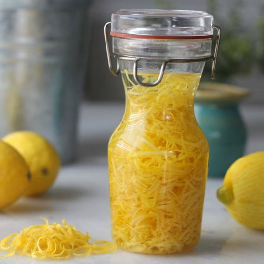 mommypotamus's tweet image. 🍋 Leftover lemon peels? You can make a sunshine in a bottle (aka lemon extract), lemon pepper seasoning, candied lemon peel, cleaning vinegar and more . . .

mommypotamus.com/uses-for-lemon…

#cleaninghacks #healthykitchen