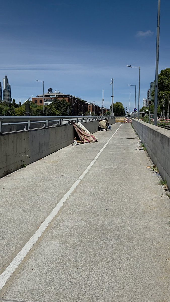 Ciclovía de Puerto Madero (sobre el paseo del Bajo) se está convirtiendo en una villa.
<a href="/ibaistrocchi/">Ignacio Baistrocchi</a> <a href="/jorgemacri/">Jorge Macri</a> <a href="/PoliciaCiudadBA/">Policía de la Ciudad</a>