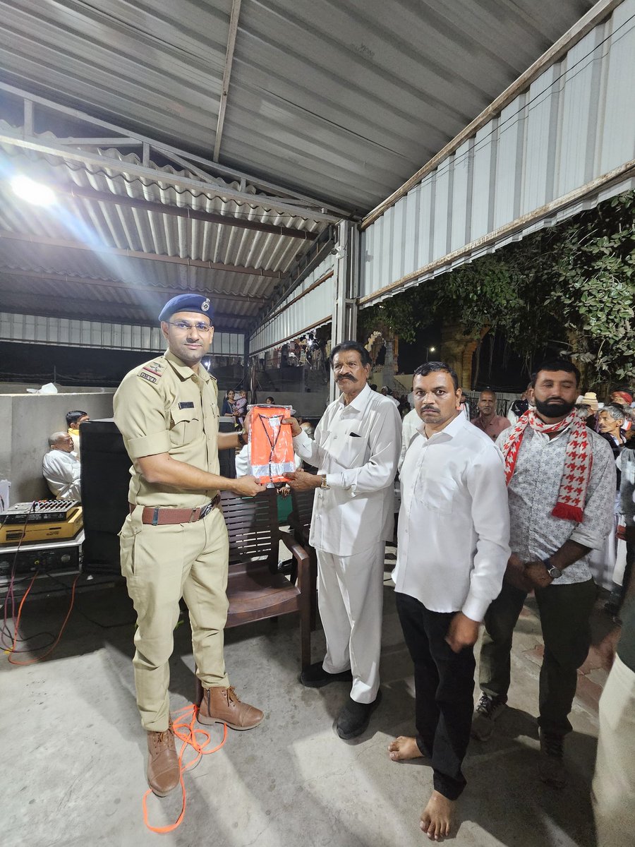 RtoRajkot's tweet photo. સુરક્ષા માટે સંવેદનશીલ પહેલ🦺
RTO રાજકોટ દ્વારા રાત્રિના સમયે પગપાળા યાત્રીઓની દૃશ્યતા વધે અને અકસ્માતોની શક્યતા ઘટે તે માટે રેડિયમ જેકેટનું વિનામૂલ્યે વિતરણ કરવામાં આવ્યું.માર્ગ સલામતી માત્ર નિયમ નહીં,પરંતુ જીવન રક્ષાનું સંકલ્પ છે.દરેક નાગરિક સુરક્ષિત રહે એ જ અમારી પ્રતિબદ્ધતા https://t.co/NYZPyI4eRy