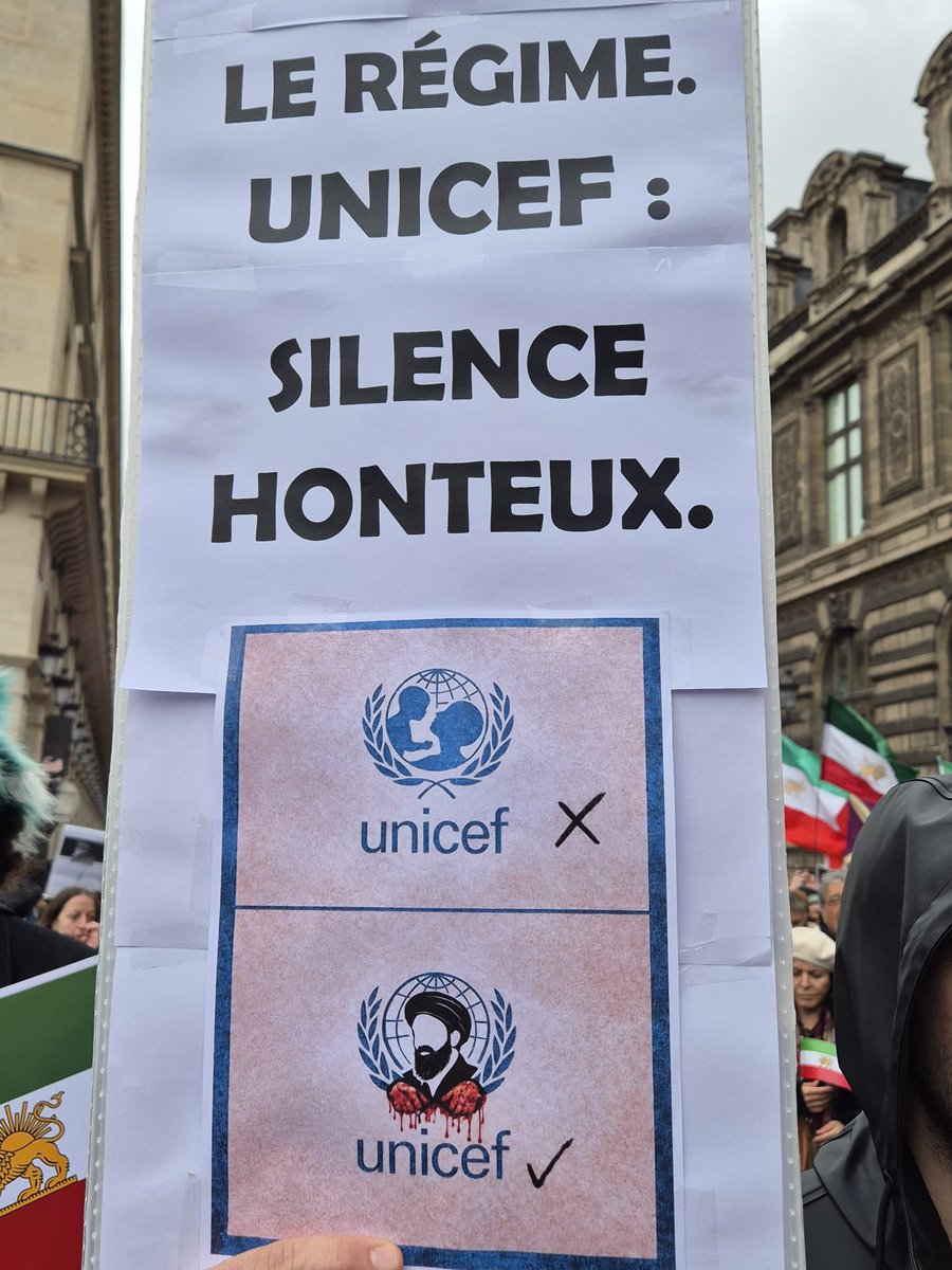 Au rassemblement ce jour avec nos camarades Iraniennes et Iraniens. Nous, féministes, laïques et universalistes soutiendrons le peuple iranien jusqu’à sa libération! Nous irons danser à Téhéran! 🫶💪❤️ (1/3)