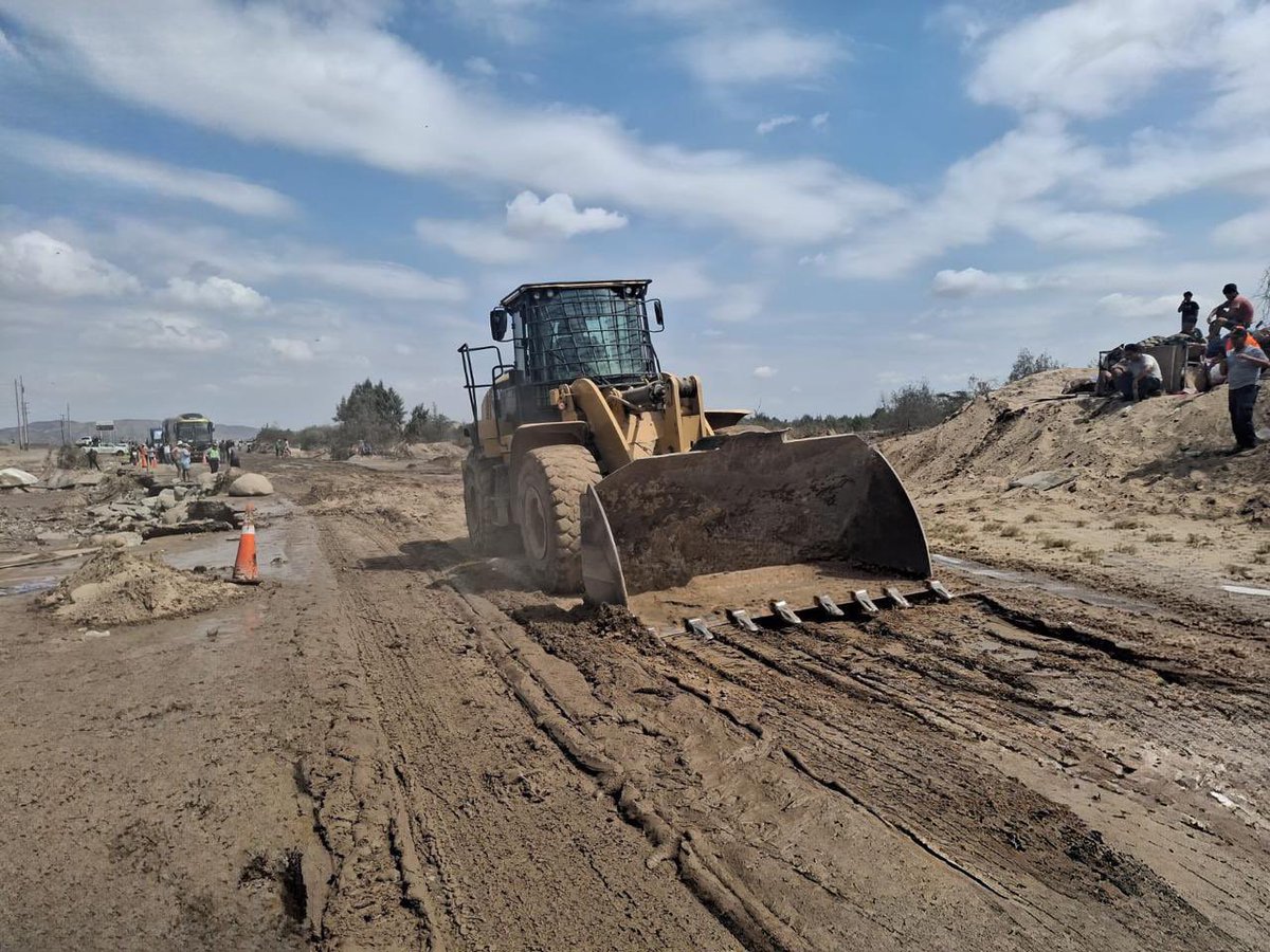 MTC_GobPeru's tweet image. #Ica 📍 | El #MTC continúa supervisando y articulando acciones para restablecer al 100% la transitabilidad en la Panamericana Sur. ☝🏻 Actualmente se ejecutan trabajos de limpieza y recuperación de la plataforma en el sector de Ocucaje y en el puente Pinilla.

🚜 A través de