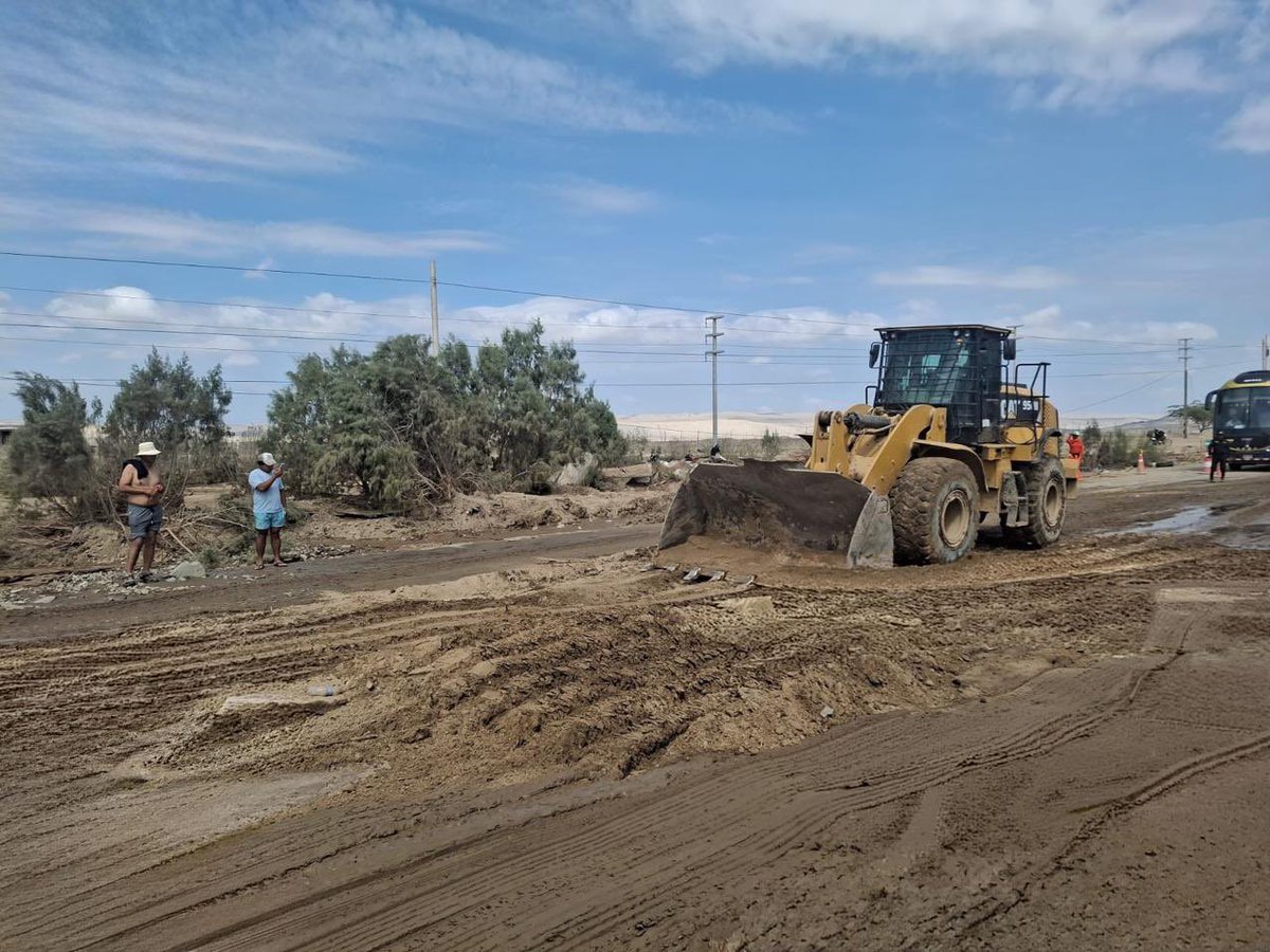MTC_GobPeru's tweet image. #Ica 📍 | El #MTC continúa supervisando y articulando acciones para restablecer al 100% la transitabilidad en la Panamericana Sur. ☝🏻 Actualmente se ejecutan trabajos de limpieza y recuperación de la plataforma en el sector de Ocucaje y en el puente Pinilla.

🚜 A través de