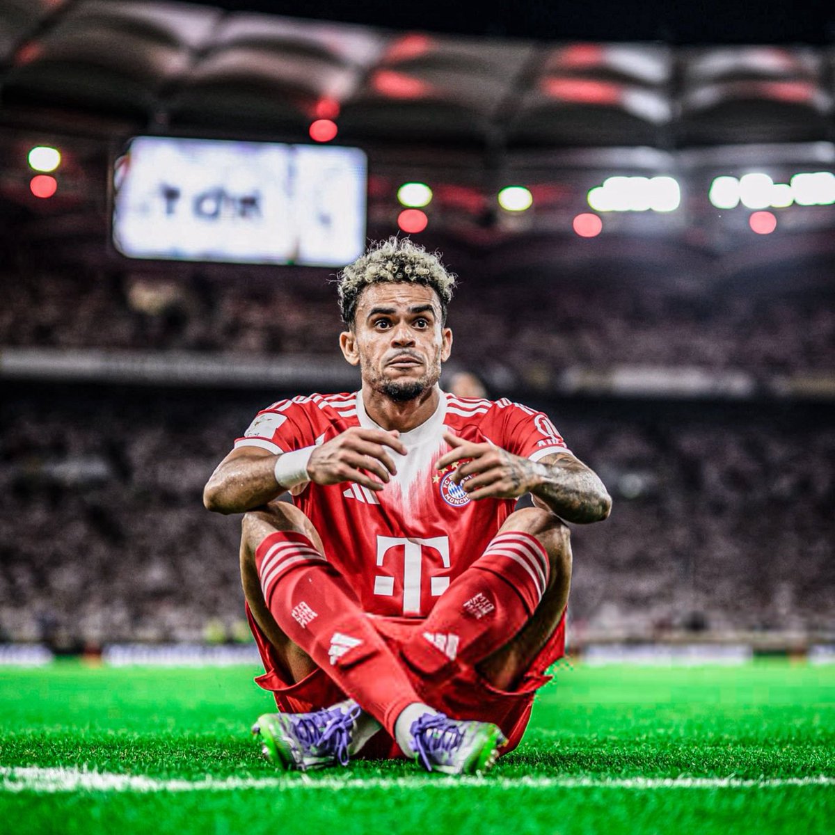 DeadlineDayLive's tweet image. 🚨 Luis Díaz has a ‘LANGUAGE CLAUSE’ that requires him to study GERMAN at Bayern Munich. 🇨🇴🧠🇩🇪 

He has 2-3 weekly sessions and is internally evaluated to demonstrate his progress. 👨🏻‍🏫

If he doesn’t comply, the club can financially sanction him by deducting between 5 THOUSAND