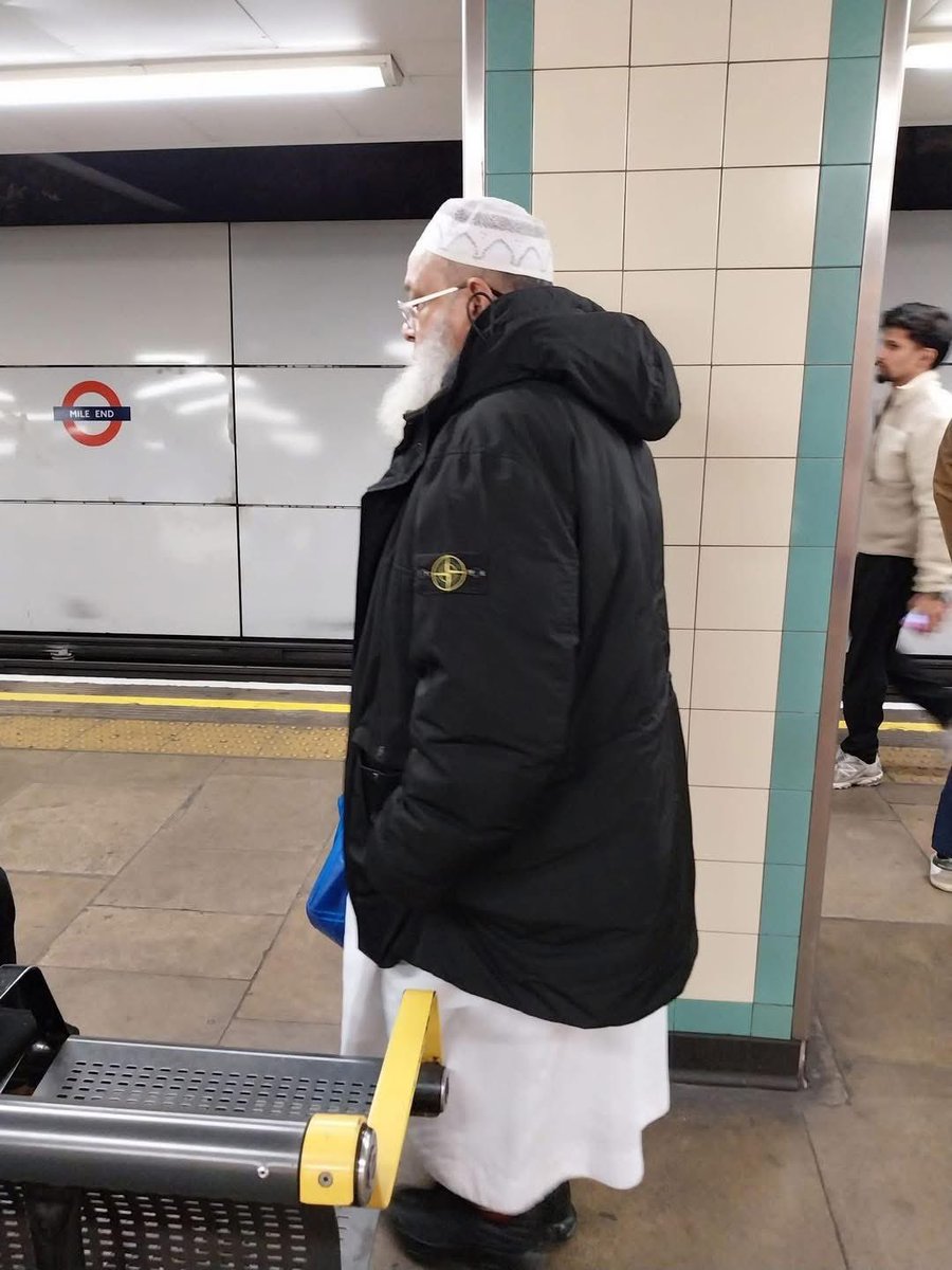 AwayDaysClub_'s tweet photo. When you’ve got the Spurs away at 4:30 and evening prayers at 6:30. https://t.co/t1vCoBwsz7