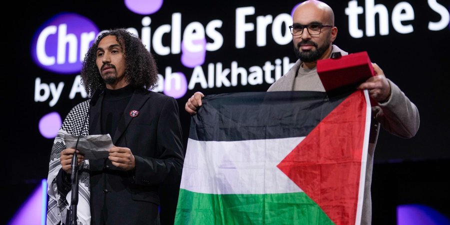 Nennen Sie mich altmodisch.

Aber ich finde es verstörend, wenn ein Flüchtling in Deutschland, der gerade einen auch von mir finanzierten Preis entgegengenommen hat, auf offener Bühne die Gast-Regierung beleidigt und mich persönlich bedroht.