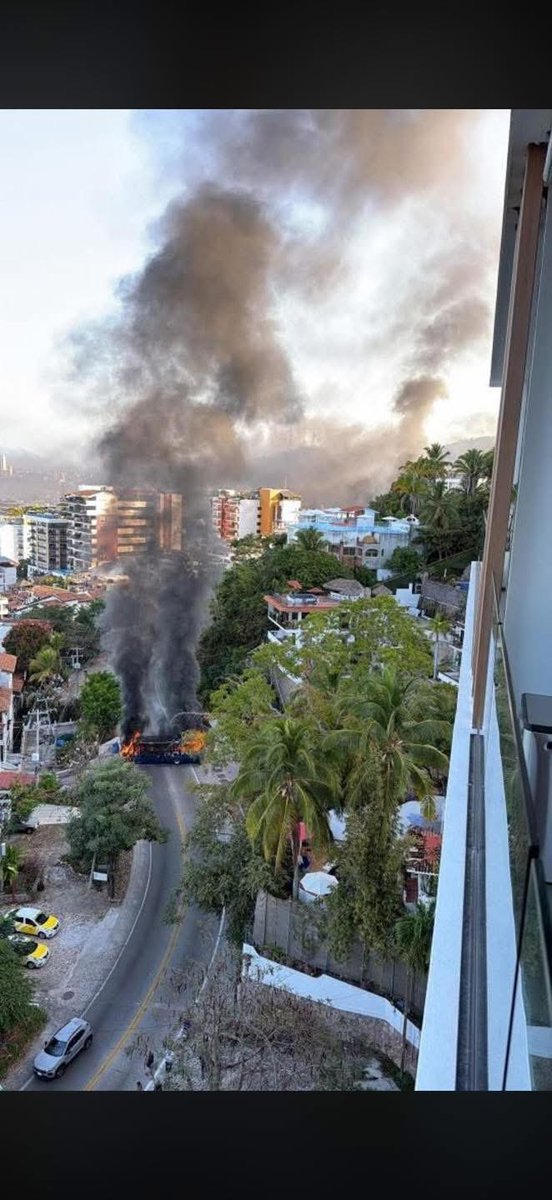 ... operativo federal en #Jalisco provocó la reacción del CJNG. Se reportan al menos 17 #bloqueos, quema de comercios y poncha llantas en 
puntos de la ZMG y varios municipios como Pto Vallarta y Tapalpa. Los hechos se extienden a Guanajuato y Michoacán.