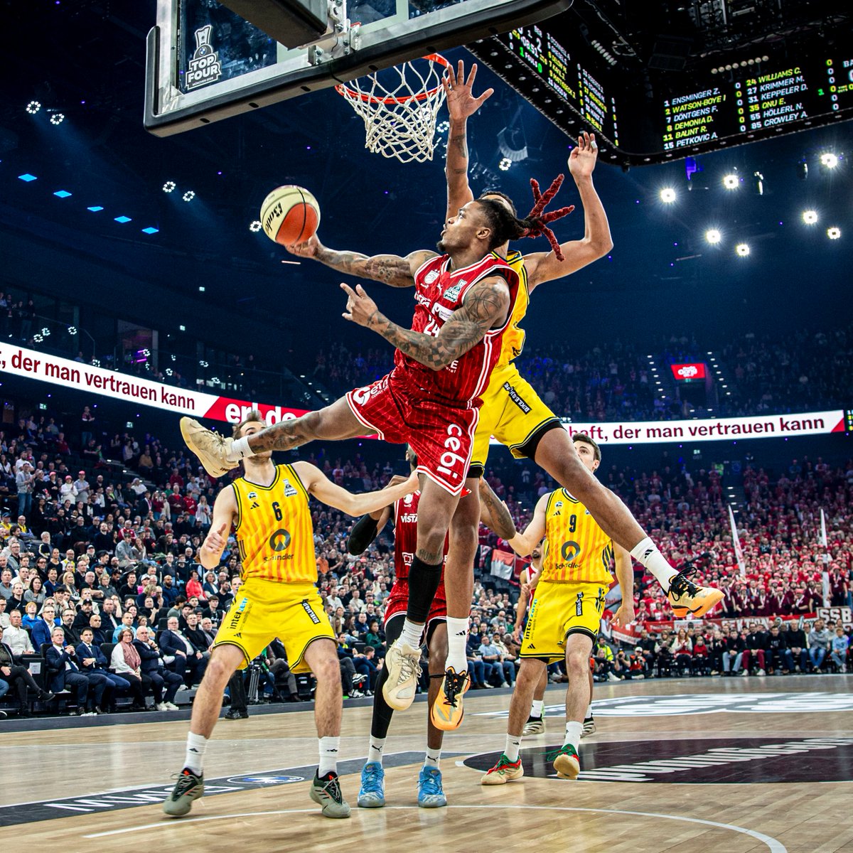 easyCreditBBL's tweet image. ⏸️Halbzeit im BMW TOP FOUR #finale
@Bamberg_Baskets feiern ihr Comeback und liegen nur noch einen Punkt hinter @albaberlin 🔥

🏀 BAM 36:37 BER

📺Gleich gehts weiter live bei @Dynsport &amp;amp; im Stream bei @sportschau sowie im BR

📷: Christina Pahnke

#doordie #bblpokal #topfour