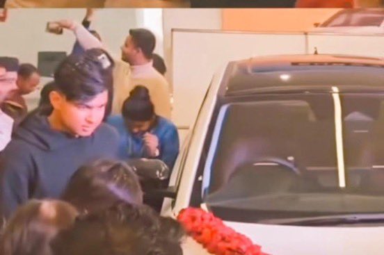 लोग वैभव सूर्यवंशी के 10वी के एग्जाम ना देने पर चिंता जता रहे थे,

और ये 14 साल का लड़का लाखो के पुरस्कार हांसिल कर रहा है,

बिहार के मुख्यमंत्री ने वैभव को ₹50 लाख के पुरस्कार से सम्मानित किया है,

कुछ समय पहले वैभव सूर्यवंशी को TATA की लग्ज़री कार गिफ्ट में मिली थी,

IPL में