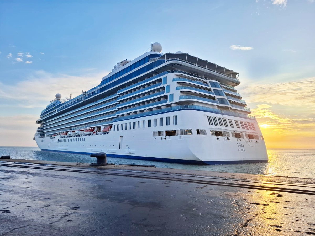 MigracionesPe's tweet image. #Ica | Contribuyendo con la seguridad nacional🛡️, #MigracionesPerú 🇵🇪 realizó de forma óptima el control migratorio de 1106 pasajeros y 74 tripulantes del crucero Vista🚢, que arribó al Terminal Portuario de Paracas, procedente de Chile 🇨🇱 y con bandera de las Islas Marshall 🇲🇭.