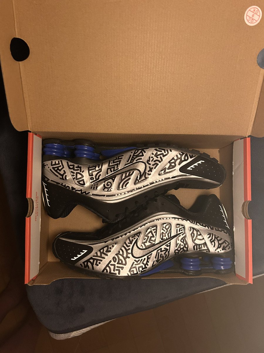 bozu0339's tweet photo. Nike Women's Shox R4 "Black/Metallic Silver/Racer Blue"
カスタムペイント

#art #painting #sneaker #nike #ペイント #illustration #落書き #GraphicDesign #Design https://t.co/qTOSLit8lI