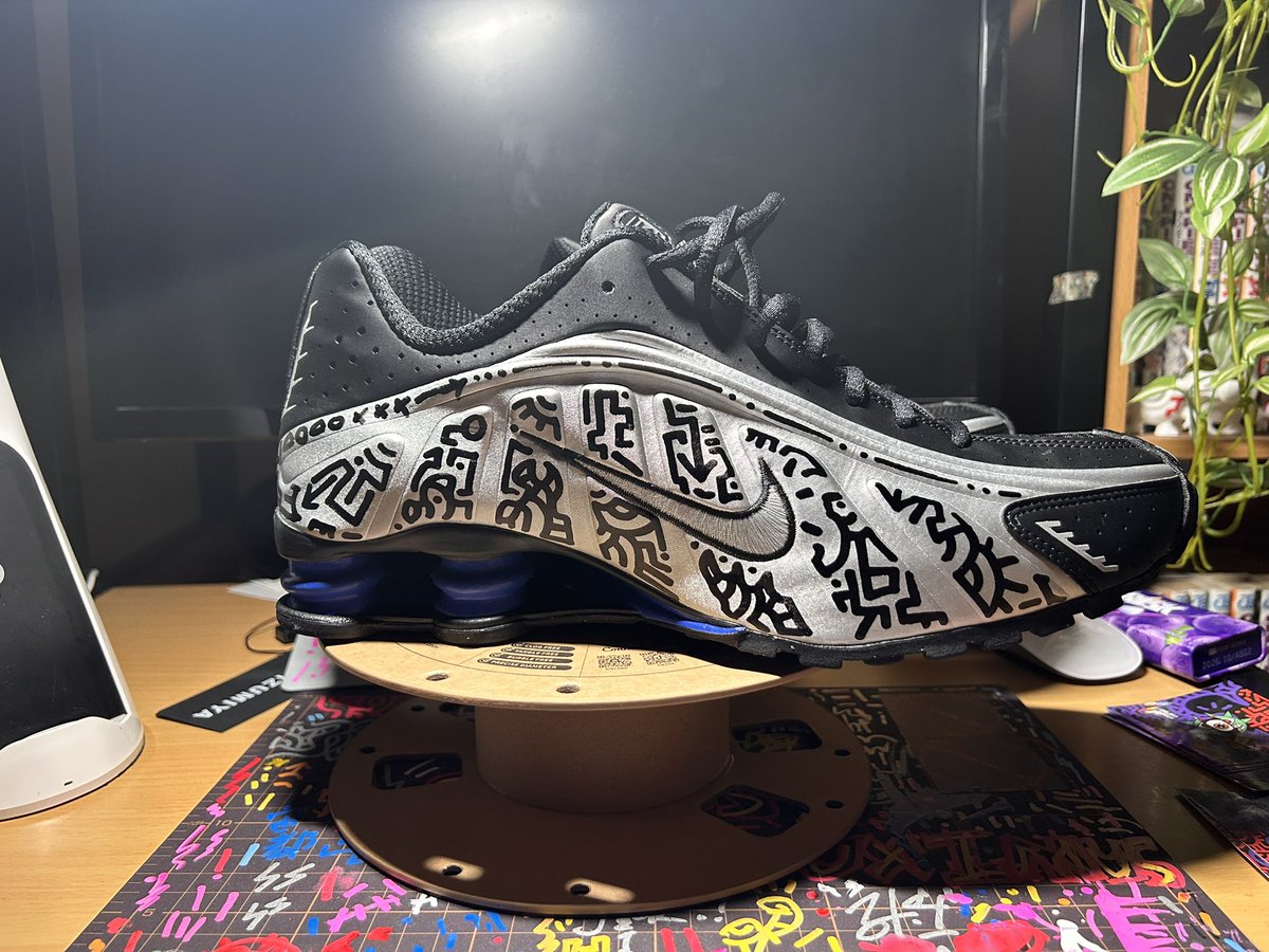 bozu0339's tweet photo. Nike Women's Shox R4 "Black/Metallic Silver/Racer Blue"
カスタムペイント

#art #painting #sneaker #nike #ペイント #illustration #落書き #GraphicDesign #Design https://t.co/qTOSLit8lI