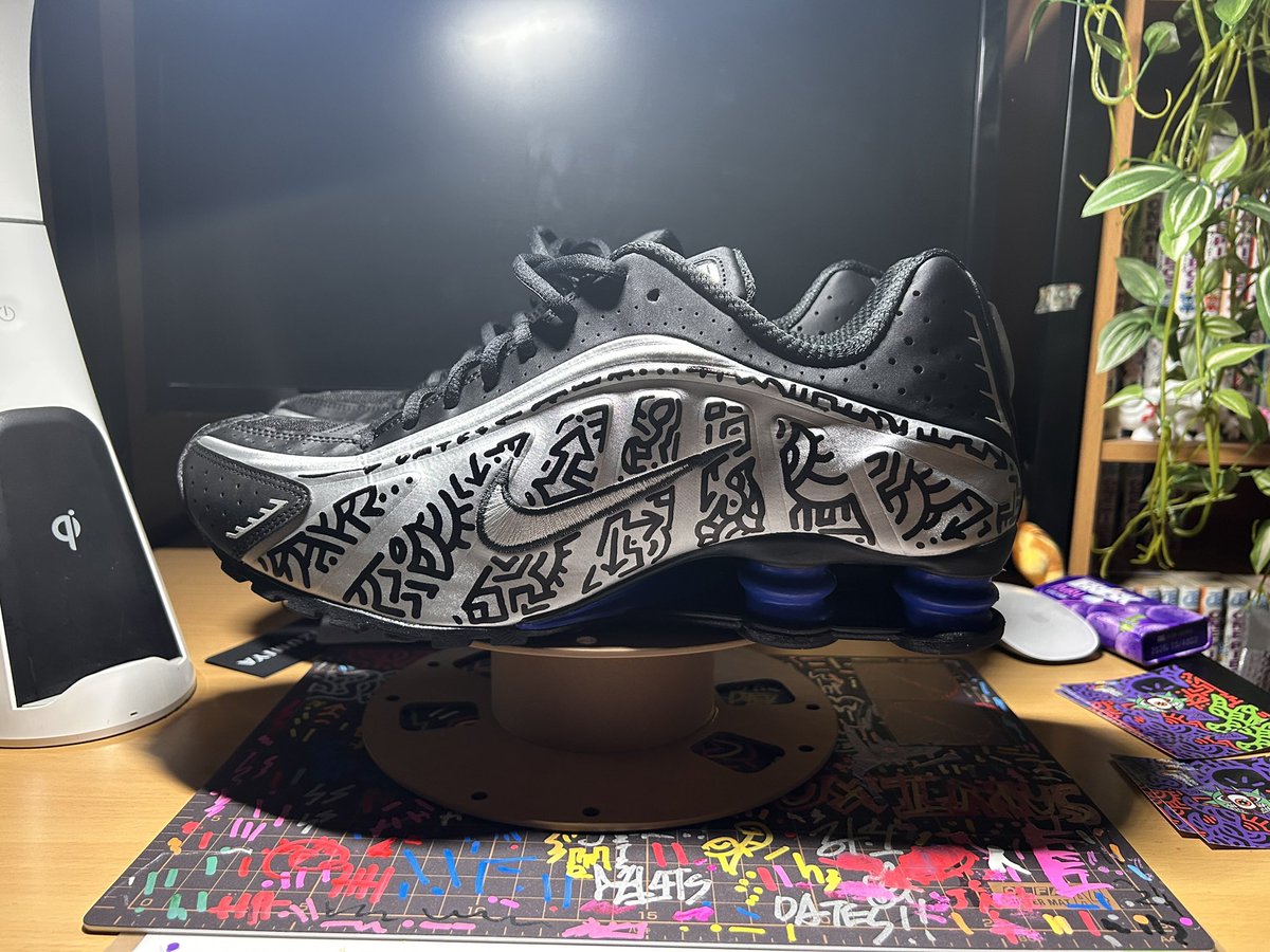 bozu0339's tweet photo. Nike Women's Shox R4 "Black/Metallic Silver/Racer Blue"
カスタムペイント

#art #painting #sneaker #nike #ペイント #illustration #落書き #GraphicDesign #Design https://t.co/qTOSLit8lI