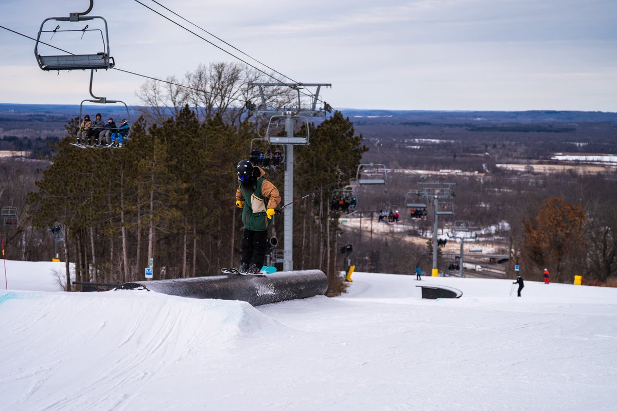 2” of natural snow on Friday, 2 consecutive nights of snowmaking, and the sun is poking through ☀️

It’s a great Sunday to be here ⛷️🏂