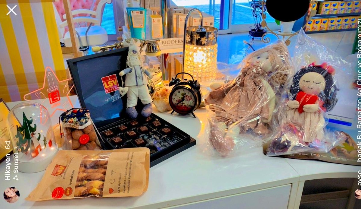 Duyarlı ve bilinçli bir eczacının , eczanesindeki masasının fotoğrafı
- Lsv Doğal çikolata ve truff
- LSV Dükkan’dan bez bebek
- Lsv Kaşarlı çubuk kraker
- LSV Dükkan bebek atıcı
- Doğal yapılmış Eski Kars Kaşarı
- LSV Dükkan’dan Antakya doğal Defne sabunu 
- Zeytinyağı LSV Doğal