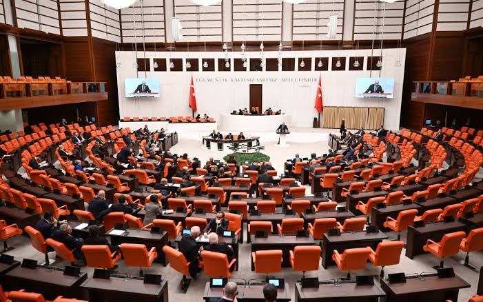 Erol Mütercimler: 

"Milletvekilliği bir meslek değildir; emekli maaşı almaları kabul edilemez. Emekli maaşları iptal edilsin."