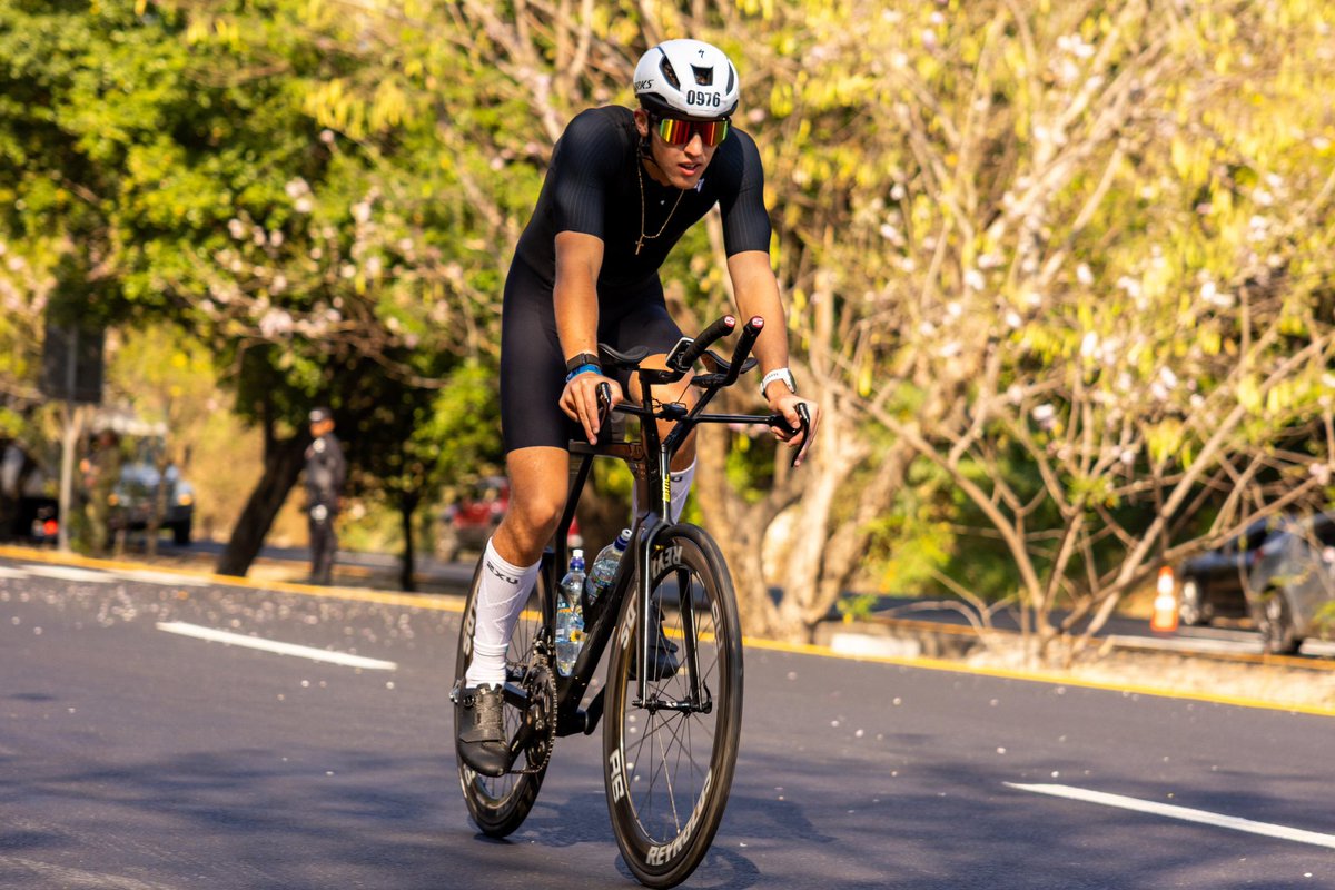 FUERZARMADASV's tweet photo. En el IRONMAN 70.3 San Salvador, durante la etapa de ciclismo, nuestros soldados se mantienen desplegados en las calles donde se realiza la competencia, proporcionando seguridad y garantizando su buen desarrollo. 🚴‍♂️🇸🇻 https://t.co/tBCSY7tVvH