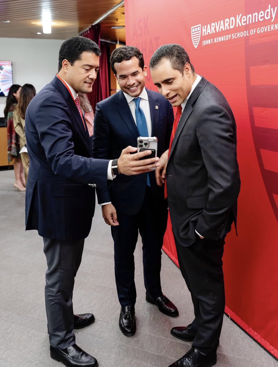 Qué gusto ver juntos en la ciudad de Boston a mis admirables amigos <a href="/OmarLFernandez/">Omar Fernández</a> y <a href="/JimeneznJuan/">Juan Ariel Jiménez</a>, participando en una destacada actividad académica en la Universidad de Harvard.

Orgullo dominicano que trasciende fronteras!!  🇩🇴