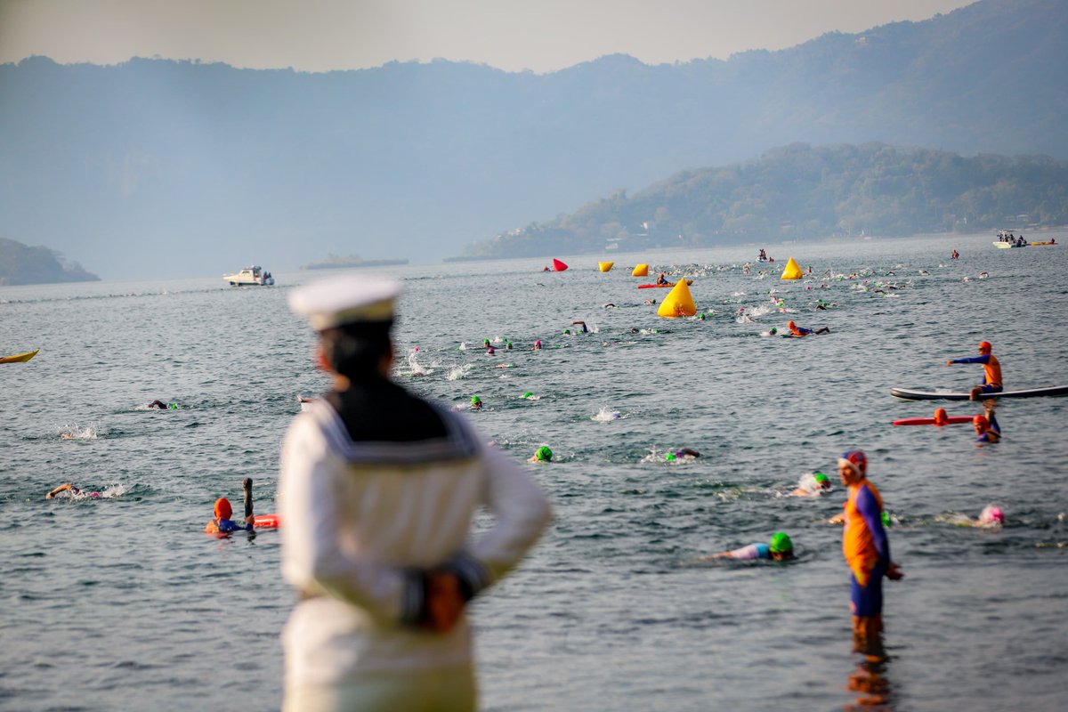 DefensaSV's tweet photo. Atletas de 28 países desafían sus límites en el IRONMAN 70.3 El Salvador, consolidando a nuestro país como sede de competencias de alto nivel.

La @FUERZARMADASV fortalece el dispositivo de seguridad para garantizar el desarrollo ordenado de la jornada deportiva. 🇸🇻 https://t.co/uLgabDcxyW