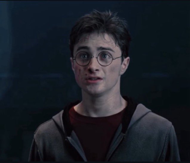 _DracoPotter_'s tweet photo. 자자, 다시 해보자. 마법사 전쟁에서 볼드모트가 사람들을 죽였어. 
누가 사람들을 죽였다고?

나.                                                    나.

ㅆ발아니라고!!!!!!!!자다시해보자……. https://t.co/djYLPsNoN0